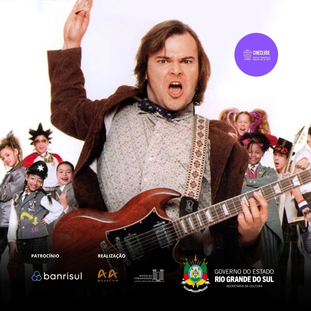 Imagem mostra um homem branco, com cabelo liso e castanho, posando para a câmera com a boca aberta simulando um grito. Ele está com a mão direita levantada no ar e a esquerda segurando uma guitarra elétrica marrom. Ele veste paletó marrom de tweed, camisa estampada acinzentada e gravata borboleta. O fundo é composto por crianças com roupas chamativas e fazendo poses de rock. No canto superior direito, há um adesivo roxo com a marca "CINECLUBE" em branco. Na parte inferior, uma faixa escura exibe, da esquerda para a direita, os logos "PATROCÍNIO: banrisul", "REALIZAÇÃO: AA MuseCom", "MuseCom" e "GOVERNO DO ESTADO: RIO GRANDE DO SUL, SECRETARIA DA CULTURA".