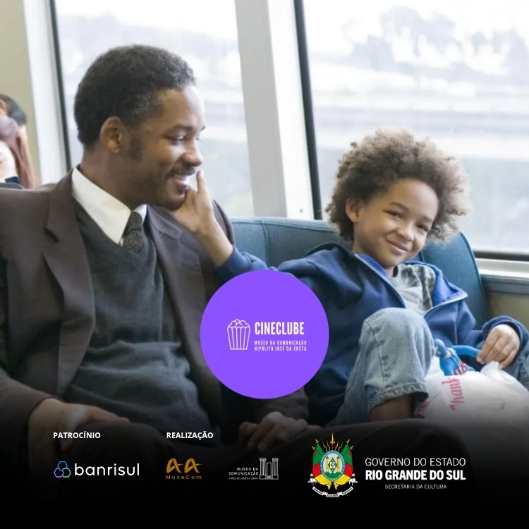 Imagem mostra um homem negro e uma criança negra sentados, lado a lado, em um banco de transporte público. O homem sorri enquanto a criança toca carinhosamente seu rosto. Ao fundo, há grandes janelas. No canto superior direito, há um adesivo roxo com a marca "CINECLUBE" em branco. Na parte inferior, uma faixa escura exibe, da esquerda para a direita, os logos "PATROCÍNIO: banrisul", "REALIZAÇÃO: AA MuseCom", "MuseCom" e "GOVERNO DO ESTADO: RIO GRANDE DO SUL, SECRETARIA DA CULTURA".