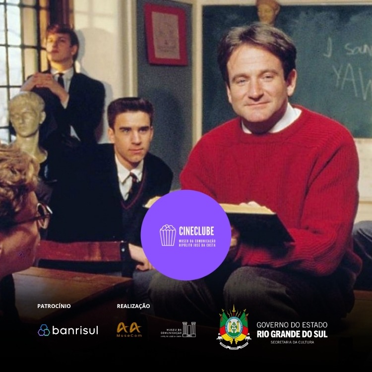 Cartaz do Cineclube MuseCom com uma cena do filme Sociedade dos Poetas Mortos, mostrando o professor John Keating, interpretado por Robin Williams, sentado diante de dois alunos em uma sala de aula. No centro inferior da imagem, há um adesivo roxo com a marca "CINECLUBE" em branco. Na parte inferior, uma faixa escura exibe, da esquerda para a direita, os logos "PATROCÍNIO: banrisul", "REALIZAÇÃO: AA MuseCom", "MuseCom" e "GOVERNO DO ESTADO: RIO GRANDE DO SUL, SECRETARIA DA CULTURA".